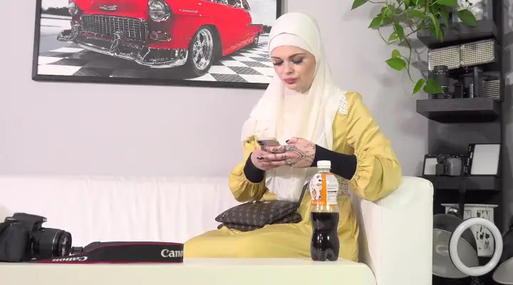 Muslimská manželka poprvé u fotografa