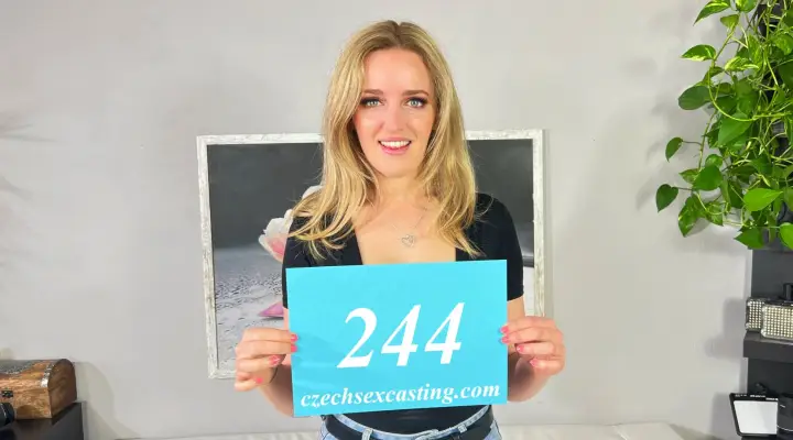 Tato blondýnka z Austrálie je tak sexy a nadržená