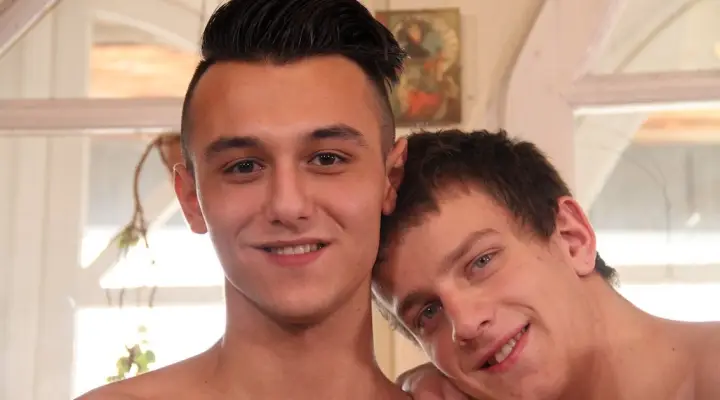 Roztomilí chlapci s tvrdými ptáky