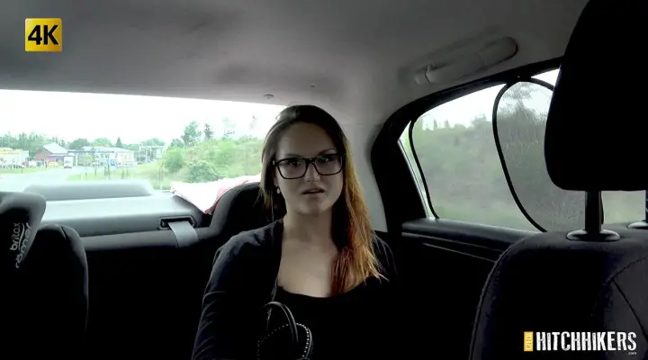 Šprt s pěknými umělými prsy