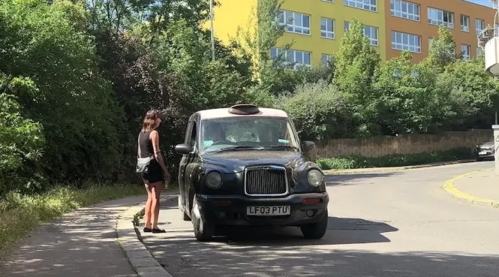 Tetovaná fena dostane velmi speciální krém z jeho tvrdého péra