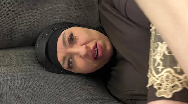Prsatá muslimská manželka kouří jeho tvrdý penis