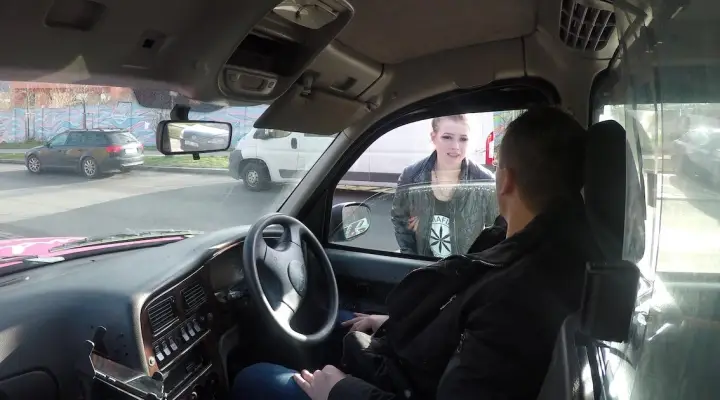 Při pohledu na peníze odhodila zábrany.