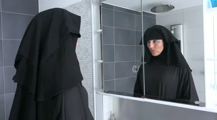 Pracovník Randy pomáhá Valentině Rossové v nikábu