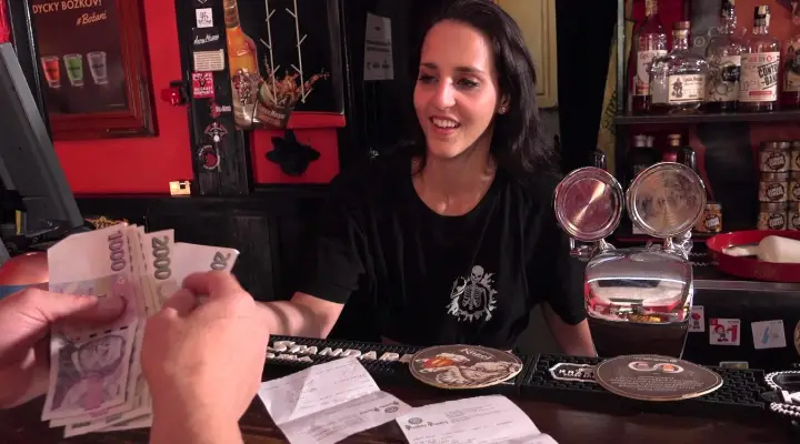 Hardcore sex v baru s krásnou servírkou