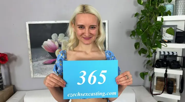 Sexy blondýna zkouší svoje štěstí na castingovém gauči