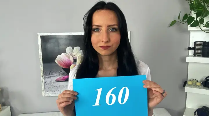 Úžasná brunetka v prdeli při focení