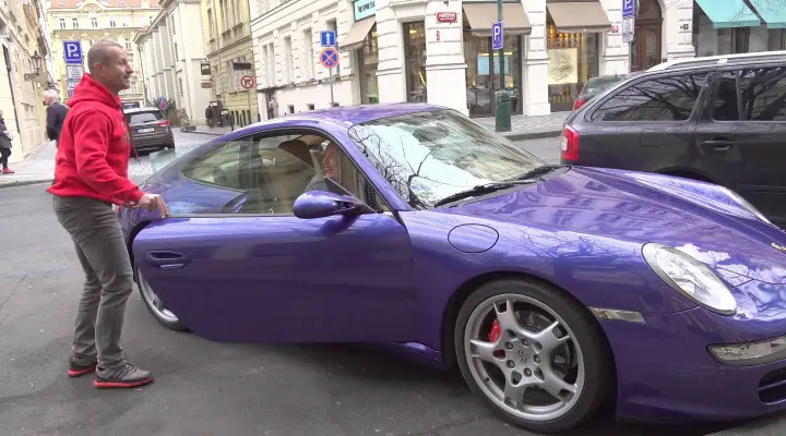 Lækker blondine bliver inviteret til privat fotoshoot