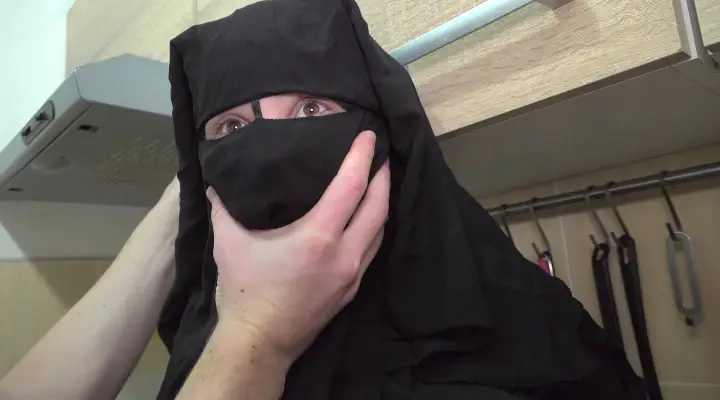 Behåret muslimsk kone blev straffet med hård sex
