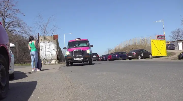 Tjekkisk babe sætter sig ind i den varme taxa