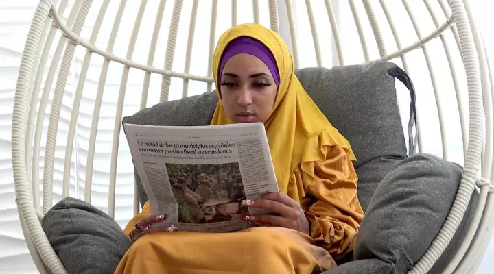 Træt kone i hijab får seksuel energi