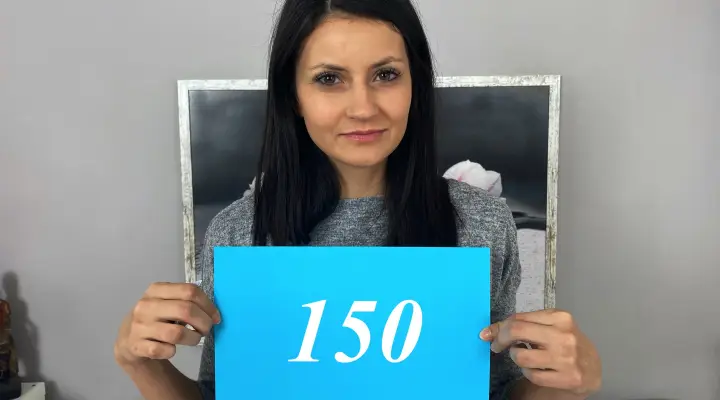 Fantastisk brunette bliver gennemkneppet på casting-sofaen