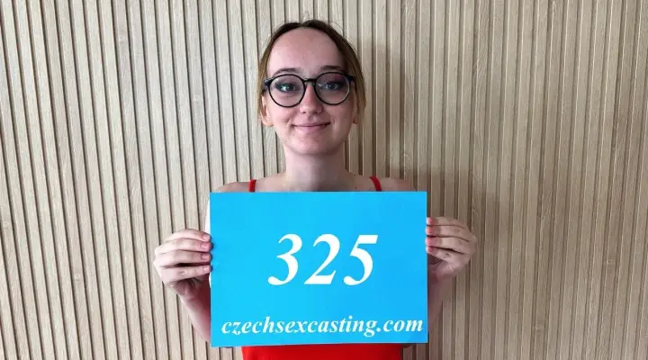 Hot tatoveret spansk teenagebabe ser lidt genert ud