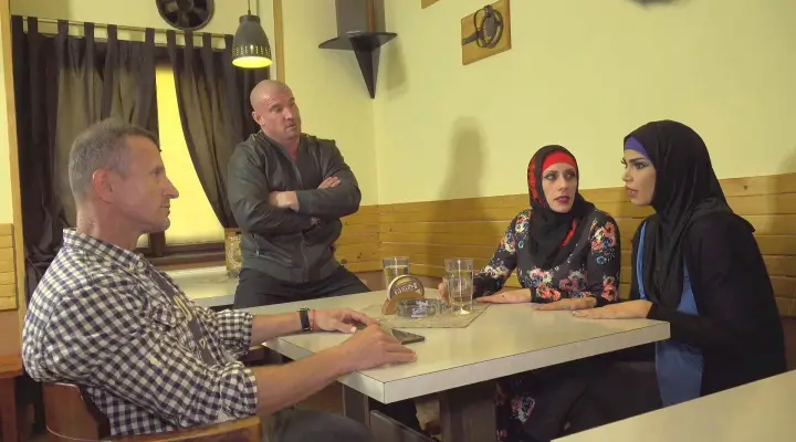 Muslimsk kvinde spreder benene for ID-kort