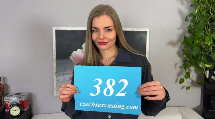 Heißes ukrainisches Babe tat alles, um einen kleinen Job zu bekommen
