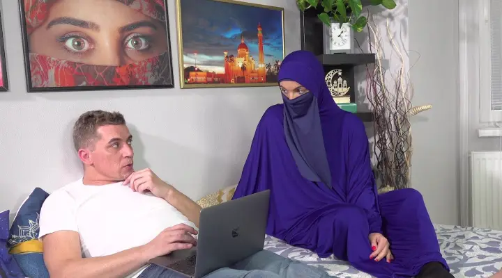 Niqab Babe mag es hart