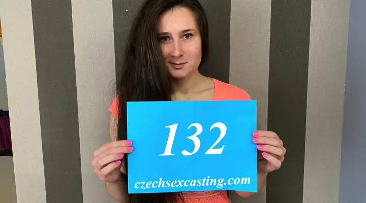 Süße Brünette für pikantes Casting