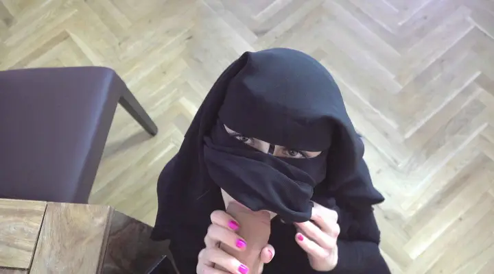 Armes muslimisches Niqab-Mädchen