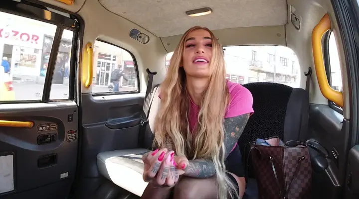 Geile Blondine will mit dem Fahrer ficken