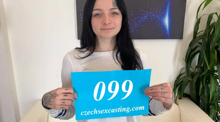 Tätowiertes Mädchen beim Porno-Casting