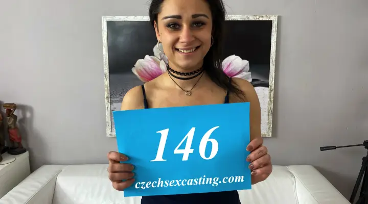 Sexy Brünette braucht etwas mehr Geld