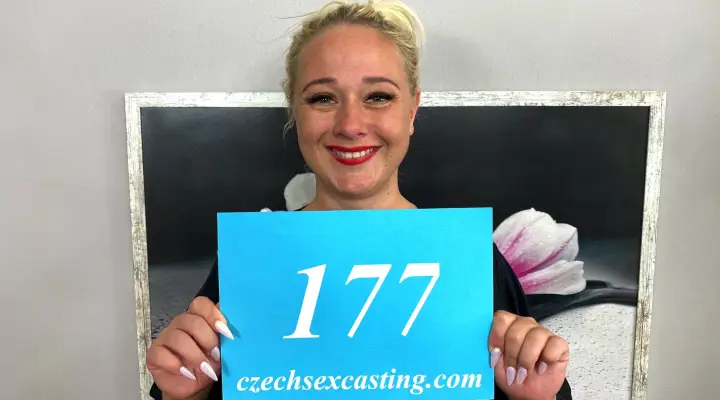 Molliger blonder Schwanzfresser glänzt beim Casting