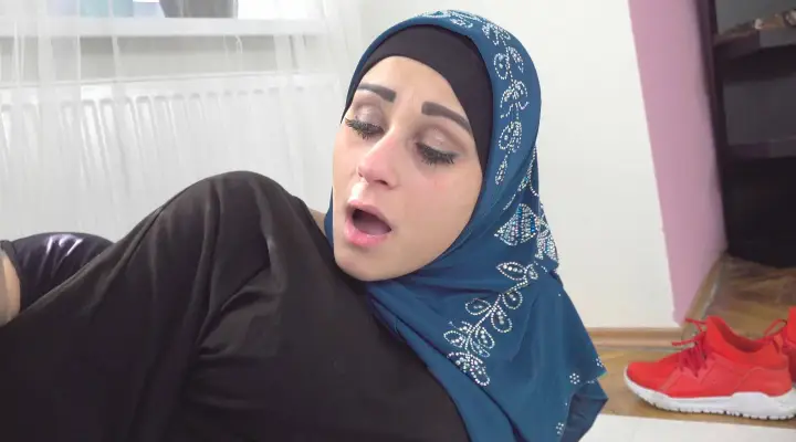 Muslimische Frau bekam den Schwanz in den Mund, anstatt zu beten