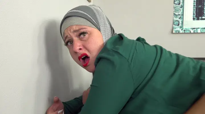 Muslimische Frau probiert eine Hahnenzigarette