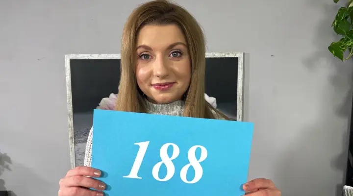 Sexy Mädchen hat kein Problem mit Nacktheit