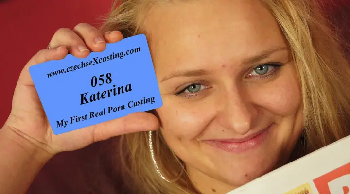 Blonde cutie είναι καυλωμένος για τον πράκτορα χύτευσης