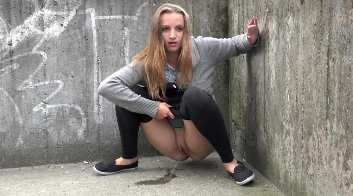 Η busty Suzie έχει ένα δυνατό ρεύμα