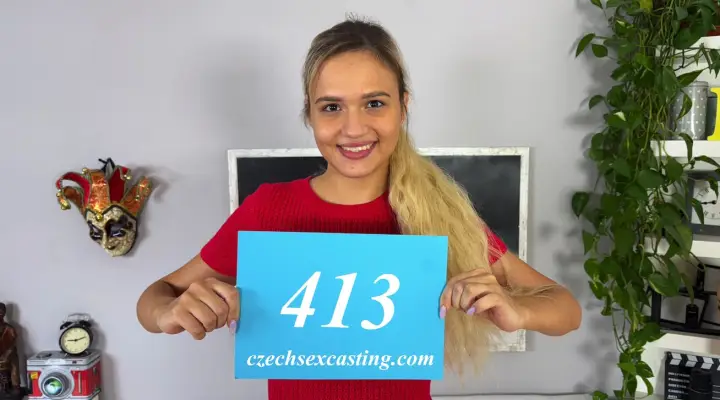 Rubia rusa sonriente hace maravillas con su coño