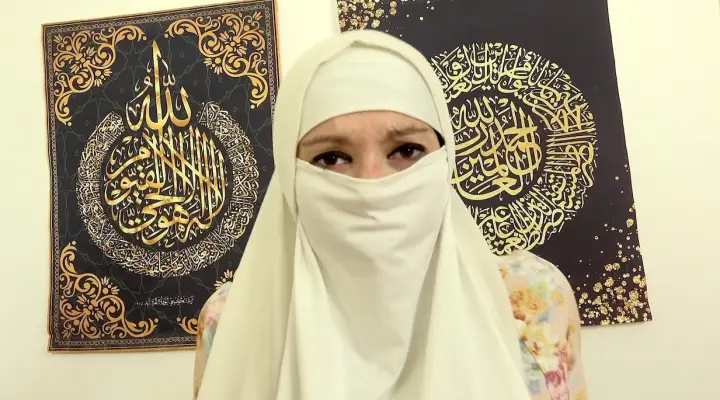 Babe niqabis rõõmustab oma abikaasat