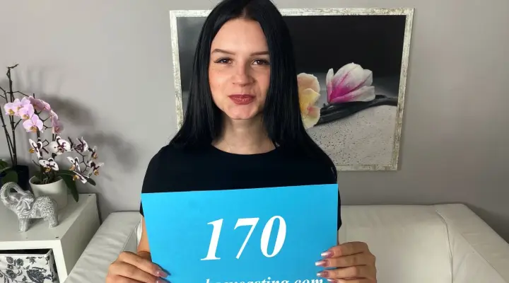 Kuum brünett saab fotosessiooni ja muud