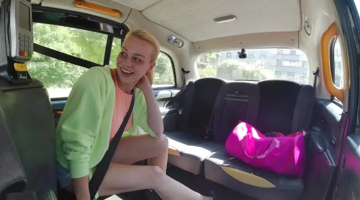 Kiimainen kuljettaja auttaa valitsemaan uimapuvun