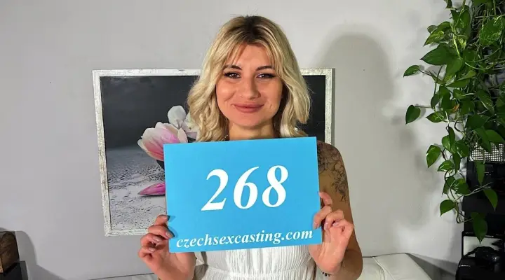 Seksikäs ukrainalainen blondi provosoi valokuvaajaa