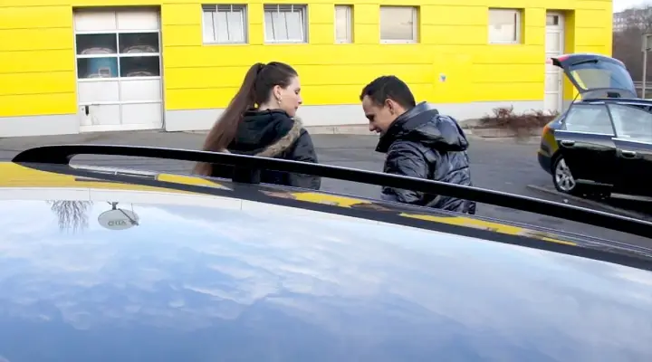 Le rouquin excité aime le sexe dans les lieux publics