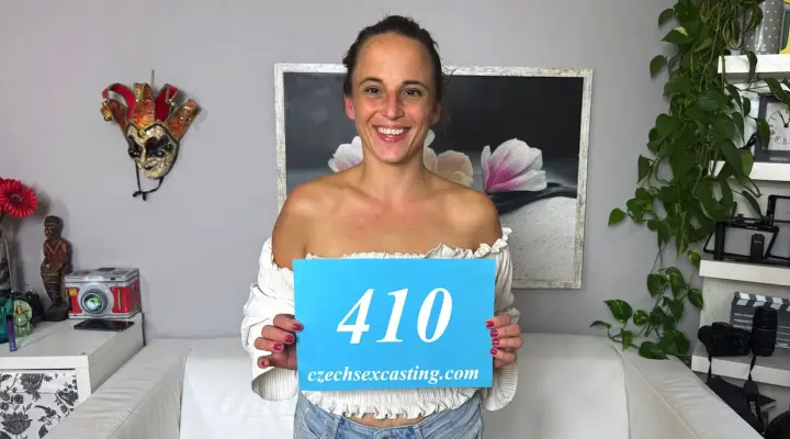 Elle voulait prendre une photo, mais elle a eu la bite dure.
