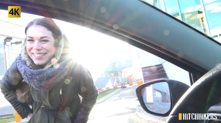 En plein air avec une adolescente souriante
