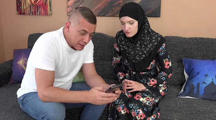 La vie de tous les jours avec une jeune fille en hijab