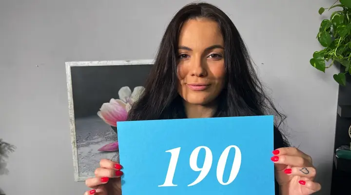 Szexi cseh MILF mutatja ki őt szexuális készségek