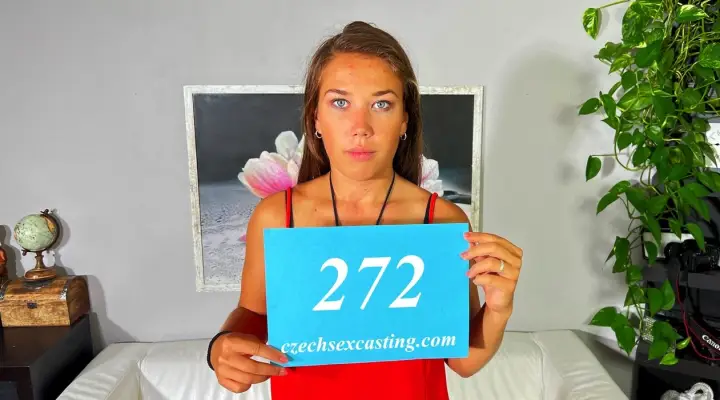 Szexi hölgy mutatja ki a görbék egy castingon