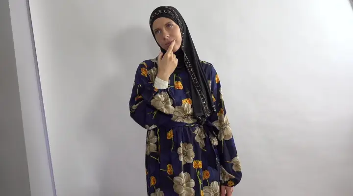 Holly Molly yang seksi dalam balutan hijab ingin berfoto