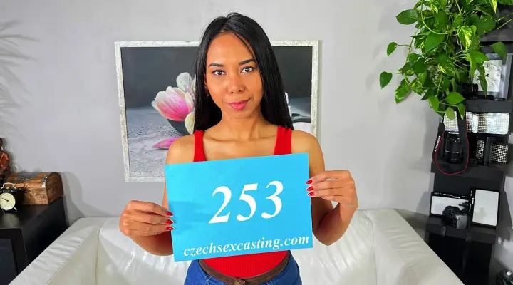 Ragazza asiatica trapanata sul divano per il casting