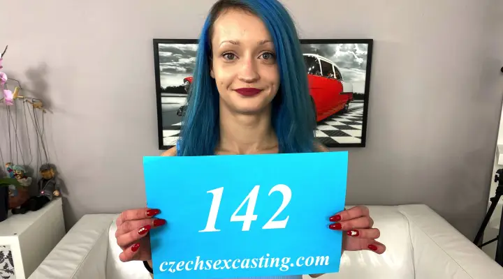 Ragazza magra e sexy viene scopata in blu