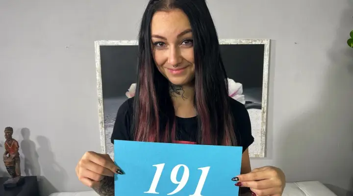 Ragazza bruna minuta in un casting