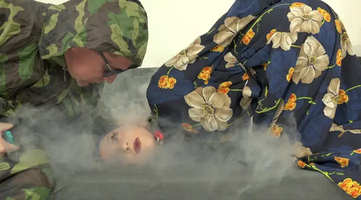 Un soldato arrabbiato scopa la sua sexy moglie in hijab