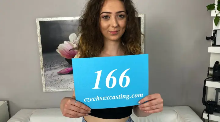 Ragazza dolce si fa scopare la figa da principiante