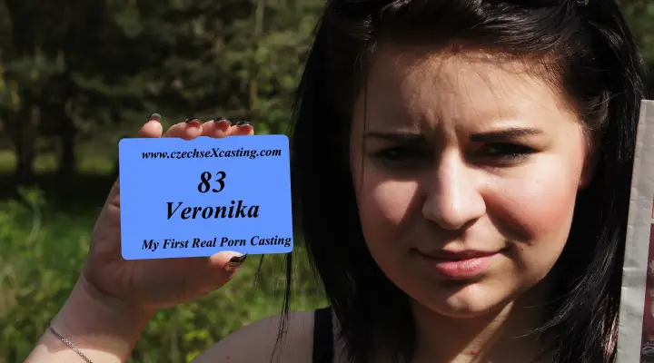 Una teenager giocosa al suo primo casting porno