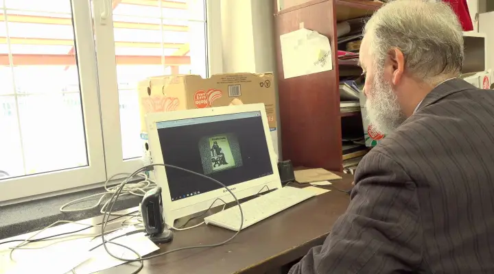 Il proprietario di una libreria si scopa una milf musulmana felice